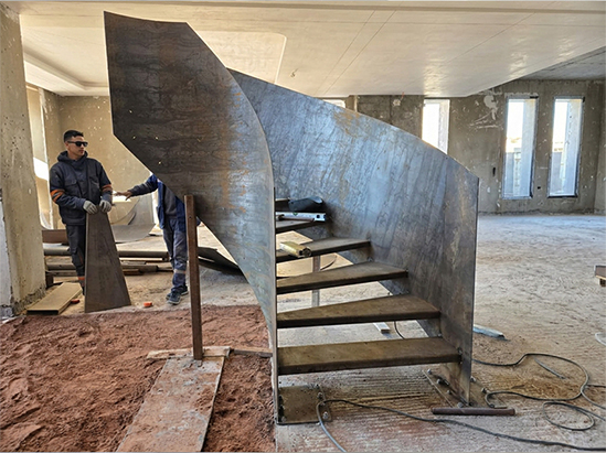 Assemblage sur chantier d’un escalier métallique en acier avant les travaux de finition