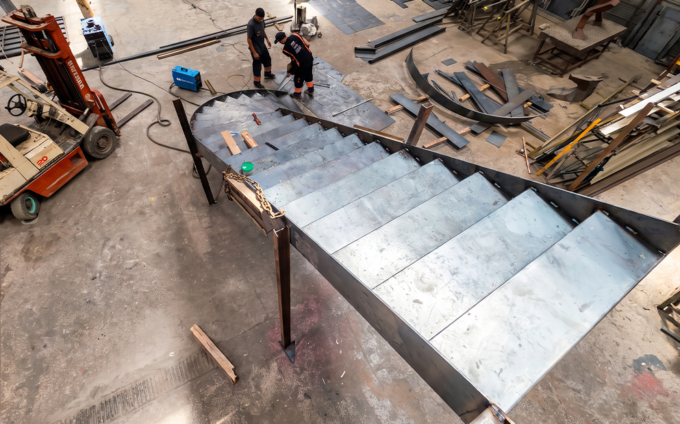 Fabrication et assemblage d’un escalier métallique sur mesure dans un atelier de métallerie