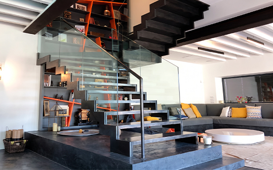 Escalier en acier noir avec garde-corps en verre dans un intérieur contemporain