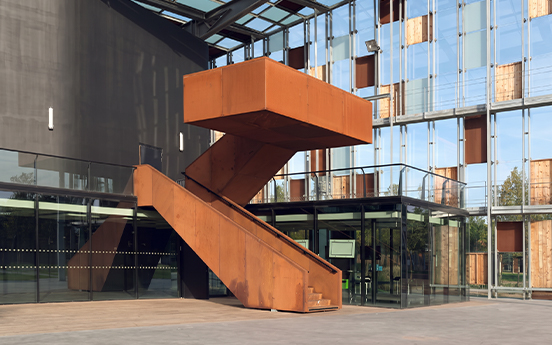 Escalier monumental en acier Corten intégré à un bâtiment contemporain