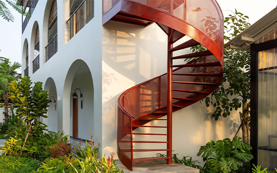 Escalier hélicoïdal métallique sculptural intégré à un intérieur contemporain haut de gamme