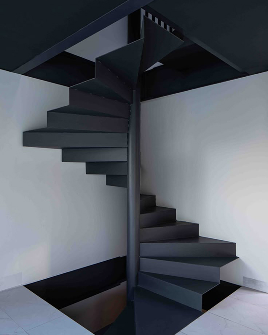 Escalier métallique compact à limon central avec marches en acier sur mesure