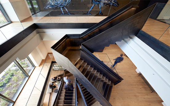 Escalier métallique architectural à plusieurs volées dans un intérieur contemporain