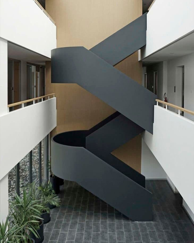Escalier métallique sur mesure installé dans un siège d’entreprise contemporain