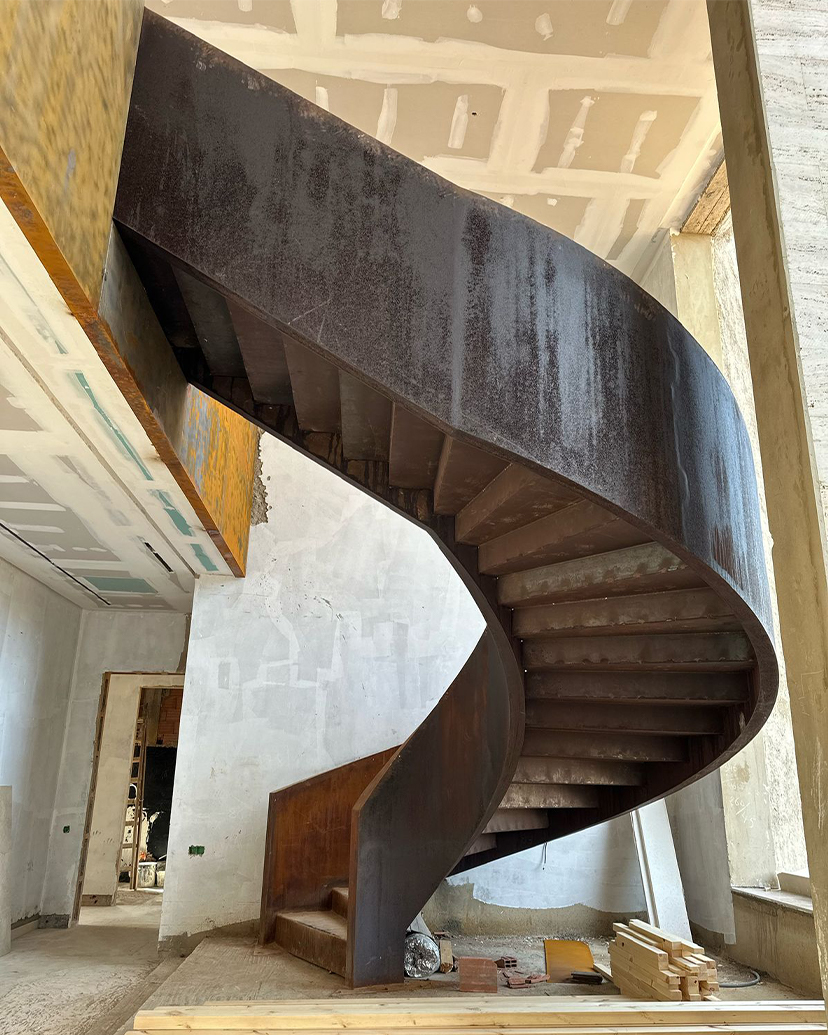 Escalier métallique courbe sur mesure en cours d’installation dans une villa contemporaine à Casablanca
