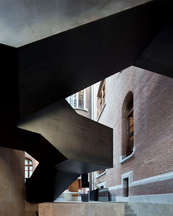 Escalier métallique suspendu sur mesure intégré à une architecture contemporaine