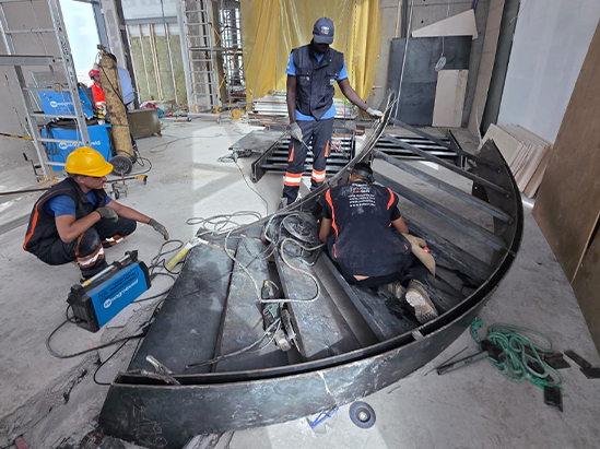 Fabrication et assemblage d’une structure d’escalier métallique sur mesure par des métalliers
