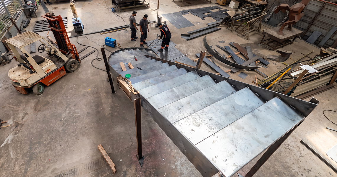 Fabrication et assemblage d’un escalier métallique sur mesure dans un atelier de métallerie