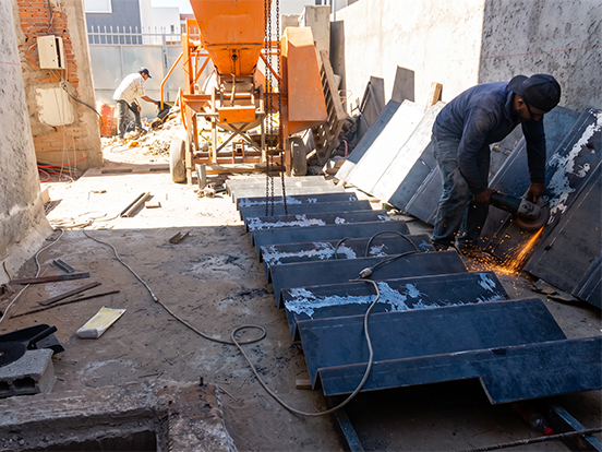 Fabrication et préparation des éléments en acier d’un escalier métallique sur mesure