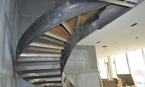 Structure d’escalier métallique courbe en cours de prémontage et de contrôle avant finition